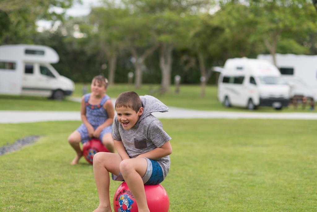 Russell Top 10 Holiday Park エクステリア 写真